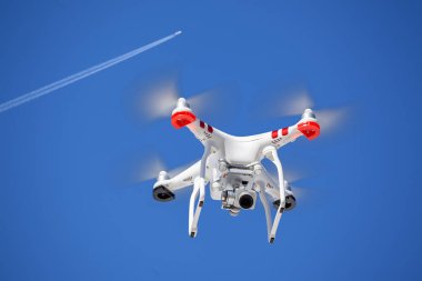 Dron uçağı tehlikeye atabilir mi? Drone ve uçak birlikte 