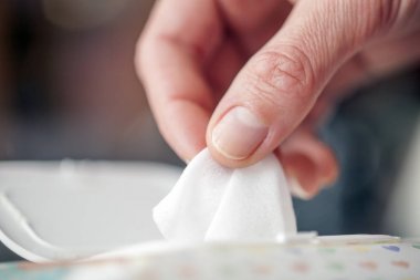 Yavaşça El paket kutusunda ıslak mendil aldı, Bir wo ıslak mendil