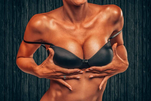 Sensual mujer con piel bronceada sostienen pechos grandes —  Fotos de Stock