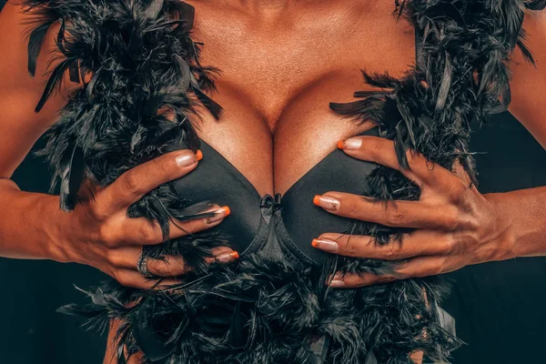 Große Brüste in den Händen, attraktive gebräunte Haut — Stockfoto