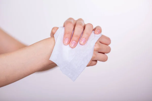 Los dedos sostienen toallitas húmedas y manos limpias — Foto de Stock