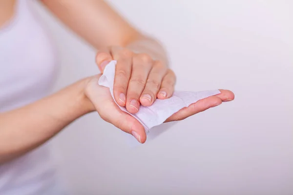 Femme soigneux nettoyage des mains avec des lingettes humides — Photo