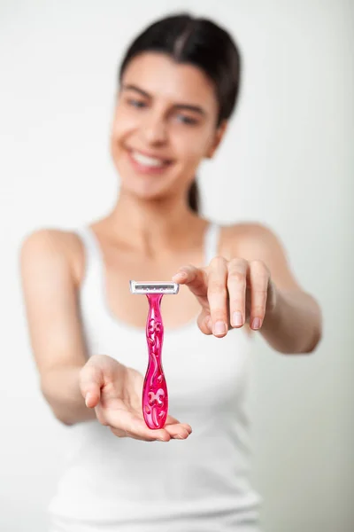 Body care - woman holding pink razor for hair removal — Stock Photo, Image