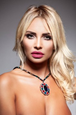 Sağlıklı Cilt. Güzel Kadın Güzellik Yüz ve kolye ile