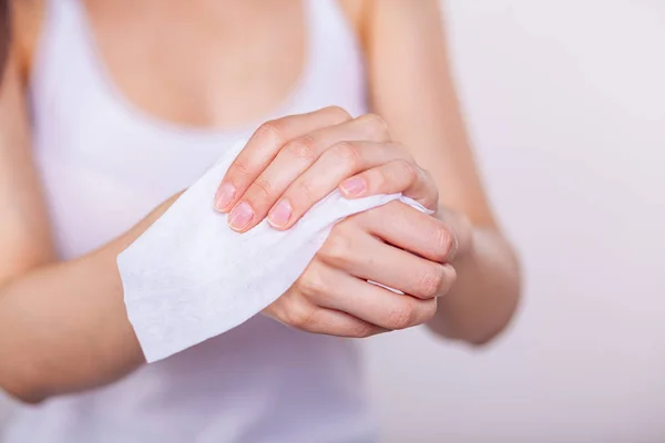 Mujeres limpiando manos con toallitas húmedas — Foto de Stock