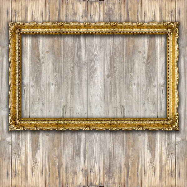Retro Big Old Gold Picture Frame na parede de madeira, mockup — Fotografia de Stock