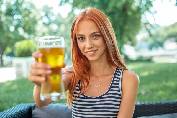 Piękne słodkie czerwony-włosy kobiety picie piwa — Zdjęcie stockowe