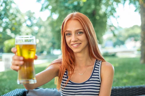 맥주를 마시는 아름다운 귀여운 빨간 머리 여자 — 스톡 사진