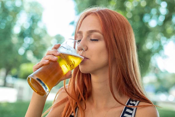 美丽可爱的红头发女人喝啤酒 — 图库照片