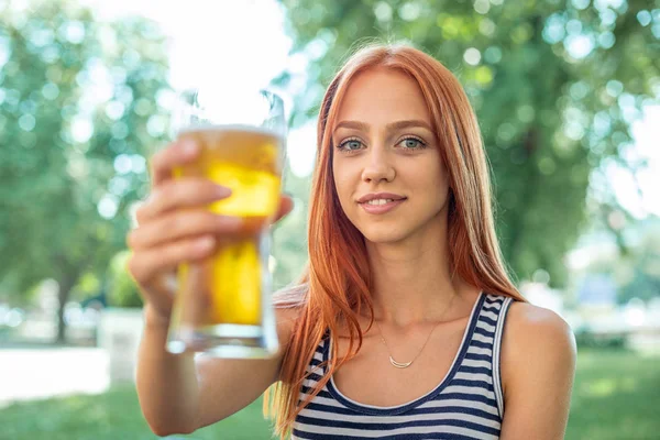 Krásné rozkošné červené vlasy ženy pít pivo — Stock fotografie