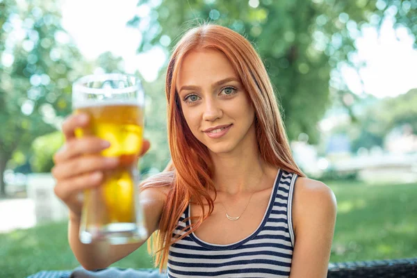 美丽 可爱的 红头发 女人 叫 喝 啤酒 — 图库照片