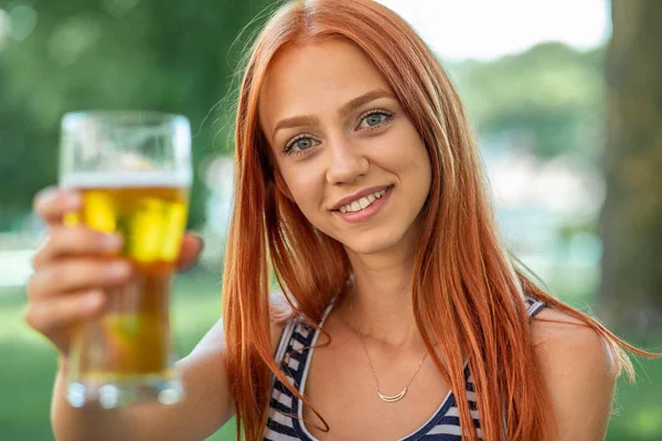 Chears! Piękne słodkie czerwony-włosy kobiety picie zimne piwo — Zdjęcie stockowe