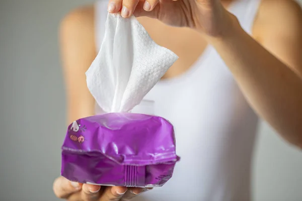 Islak mendiller: kadın temizlik için paketten bir mendil almak — Stok fotoğraf