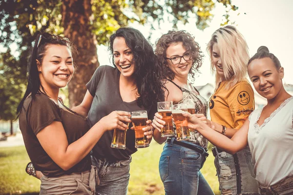 ビールを飲む最高の女性の友人のグループ - 友情の概念 — ストック写真