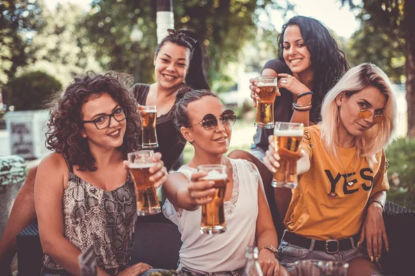 Šťastná skupina nejlepších ženských přátel popíjí pivo-přátelství co — Stock fotografie