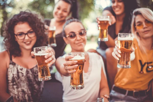 Šťastná skupina nejlepších ženských přátel popíjí pivo-přátelství co — Stock fotografie