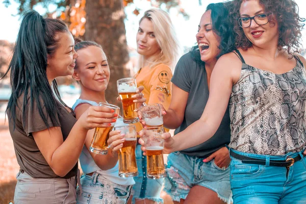 ビールを飲む最高の女性の友人の幸せなグループ - 若い女性 — ストック写真