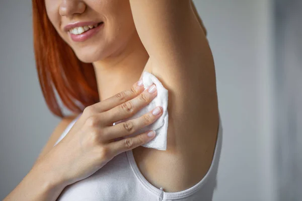 Chica joven limpiando la axila con toallitas húmedas — Foto de Stock