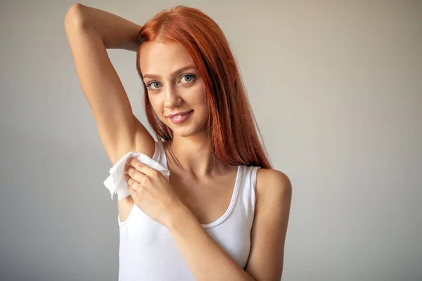 Young girl wiping the armpit with wet wipes — Stock Photo, Image