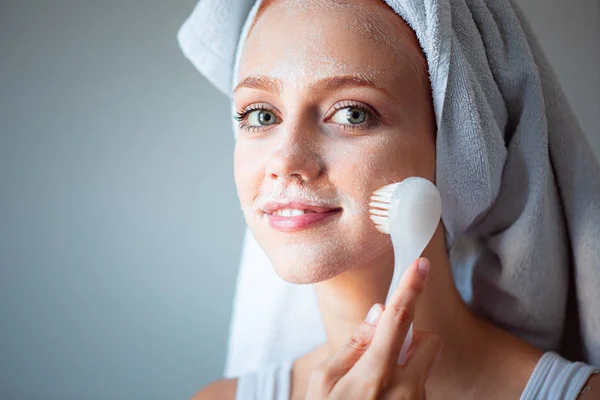 Donna lavaggio pulizia viso e pelle con sapone pennello e acqua — Foto Stock