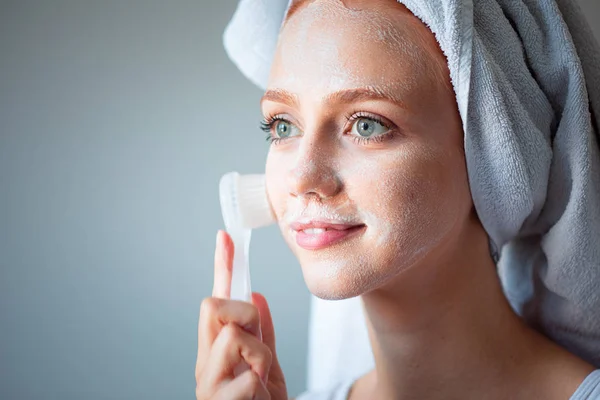 Woman washing cleaning face and skin with brush soap and wather — Stock Photo, Image