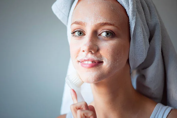 Mujer lavando la cara y la piel con jabón de cepillo y wather —  Fotos de Stock
