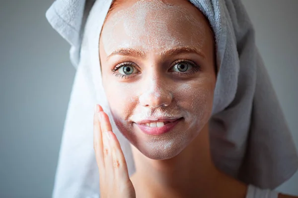 Mulher lavando rosto limpeza e pele com sabão e wather — Fotografia de Stock