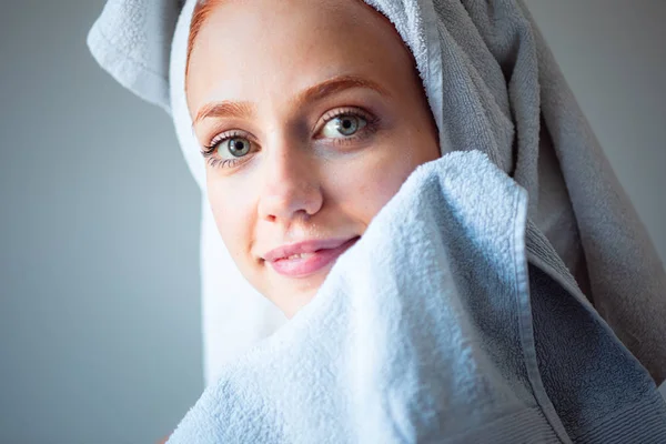 Mujer limpieza de la cara y la piel con jabón y wather, driew con a —  Fotos de Stock