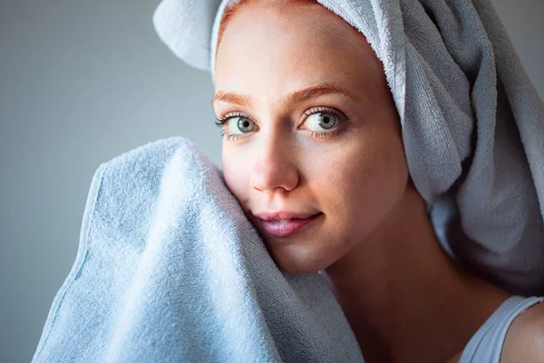 Donna pulizia viso e pelle con sapone e acqua, asciugare con a — Foto Stock