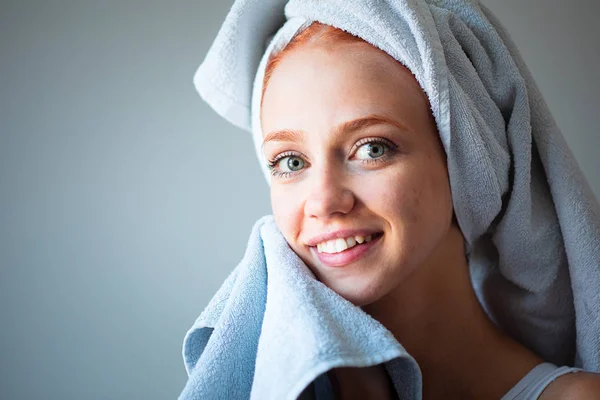 Mujer limpieza de la cara y la piel con jabón y wather, driew con a — Foto de Stock