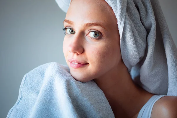 Donna pulizia viso e pelle con sapone e acqua, asciugare con a — Foto Stock