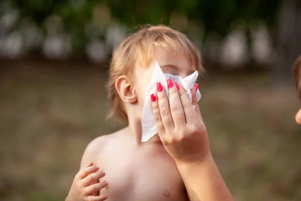 Limpeza do nariz e da pele do bebê com lenços de pano molhados — Fotografia de Stock