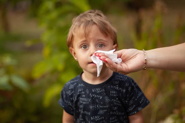 Limpieza de la cara y la piel del bebé con toallitas húmedas —  Fotos de Stock