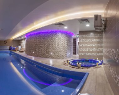 Modern Luxuty Spa Merkezinde Kapalı Havuz ve Küvet