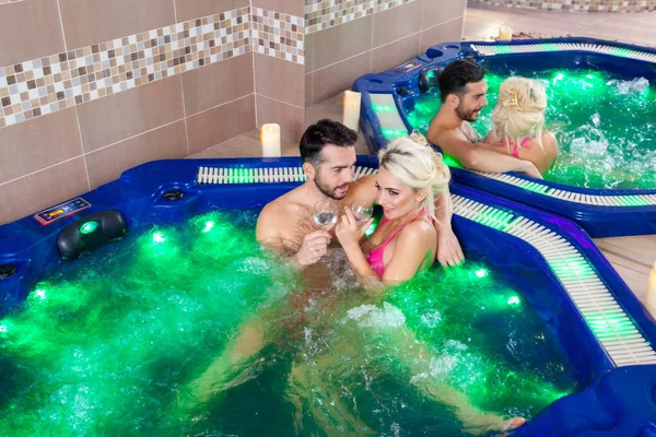 Faulenzerwochenende zu zweit - Paar entspannt im Whirlpool im Wellnessbereich — Stockfoto