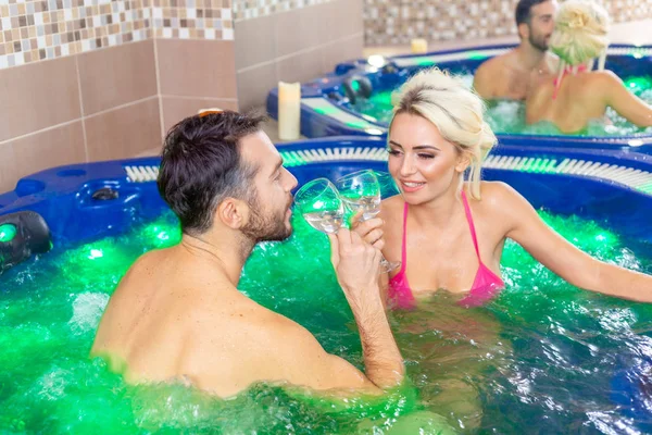 Casal relaxante em jacuzzi no spa de saúde: Fim de semana preguiçoso para dois — Fotografia de Stock