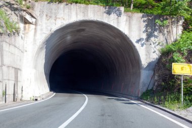 Güzel Dağ Yolundaki Trafik Tüneli