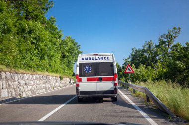 Ambulans yolda.