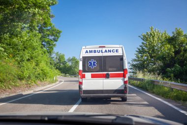 Ambulans yolda.