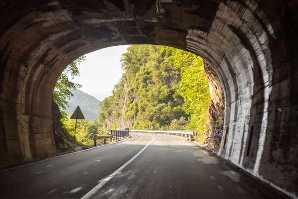Salida del túnel de tráfico en la hermosa carretera de montaña — Foto de Stock