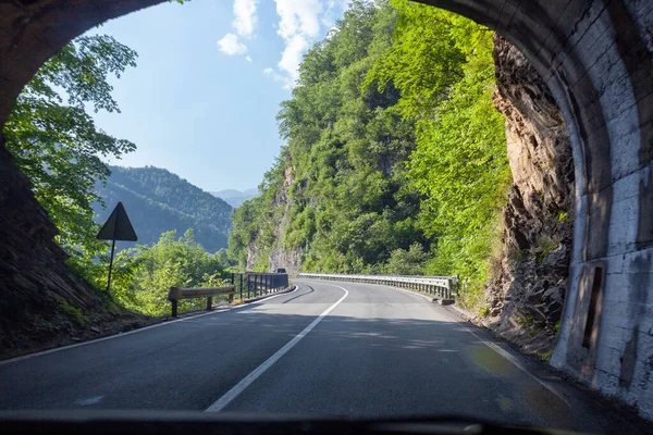Salida del túnel de tráfico en la hermosa carretera de montaña — Foto de Stock
