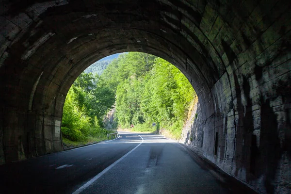 Salida del túnel de tráfico en la hermosa carretera de montaña — Foto de Stock