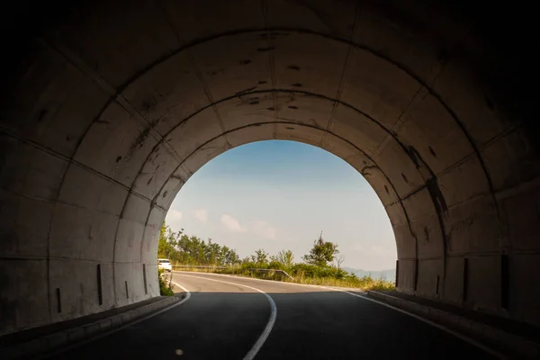 Túnel de tráfico en la hermosa carretera de montaña — Foto de Stock