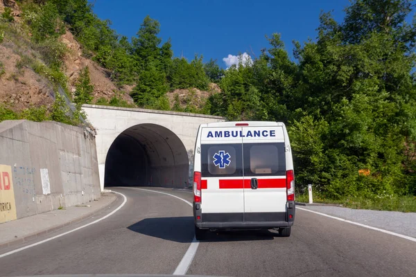Ambulans yolda.