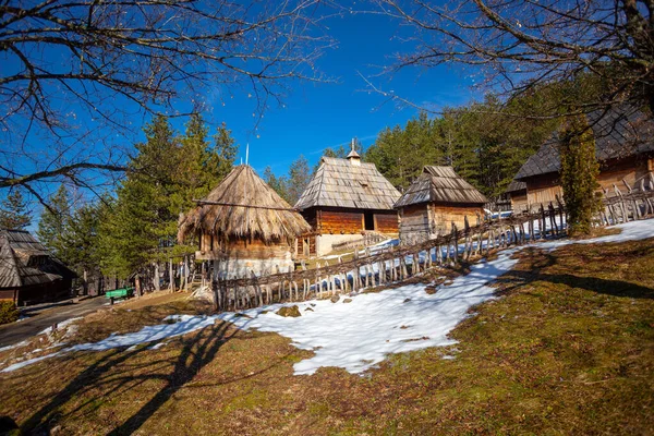 Aldeia sérvia autêntica Sirogojno, Zlatibor, Sérvia — Fotografia de Stock