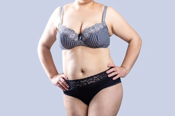 女性リアルボディプラスサイズモデルでランジェリーポーズ 不完全な非理想 — ストック写真