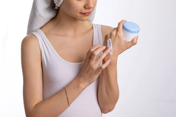 肌を保護しケアするためにハンドクリームを適用する若い女性 閉じる — ストック写真
