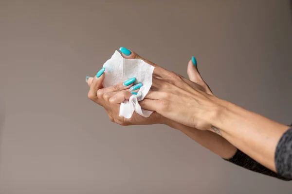 Mulher Velha Suavemente Limpar Mãos Com Toalhetes Molhados Branco — Fotografia de Stock