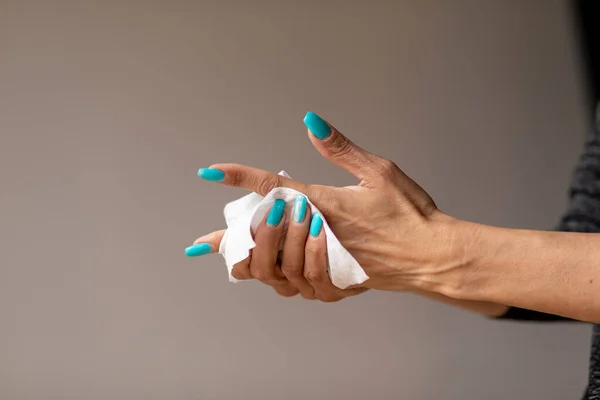 Mulher Velha Suavemente Limpar Mãos Com Toalhetes Molhados Branco — Fotografia de Stock