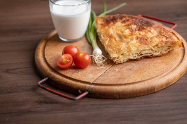 Geleneksel Balkan kahvaltısı - Ahşap masada etli Borek veya Burek turtası